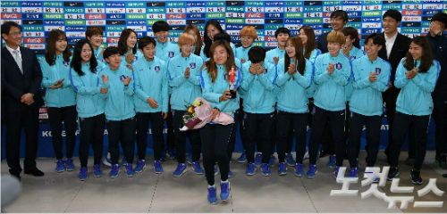 열세가예상됐던평양원정에서2018아시아축구연맹(AFC)여자아시안컵본선진출권과함께귀국한여자축구대표팀은약2주간휴대전화와태블릿PC등전자기기를사용하지못하는환경적특성상평소보다서로의얼굴을보고지낼시간이많았던것을비결로꼽았다.(사진=박종민기자)