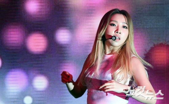 걸그룹2NE1출신공민지가17일오후서울마포구신한카드판스퀘어에서솔로데뷔미니앨범'민지워크01우노(MINZYWORK01UNO)'쇼케이스를갖고타이틀곡‘니나노’를선보이고있다.(사진=황진환기자)