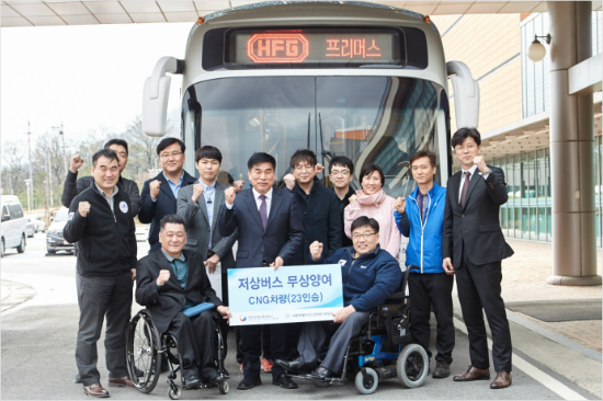대한장애인체육회는지난14일경기도이천수련원에서세종시장애인체육회에친환경23인승저상버스를무상으로소유권을이전했다.(사진=대한장애인체육회제공)