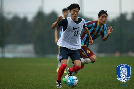강한체력과빠른발로상대수비를쉴새없이괴롭히는김진야는좌우측면을두루소화하는멀티플레이어라는점에서신태용감독의눈을사로잡았다.(사진=대한축구협회제공)