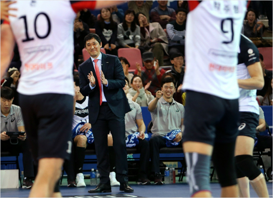 V-리그남자부현대캐피탈은1년의계약기간인남은최태웅감독과2021년4월까지계약을연장했다.계약기간이남은감독과장기간재계약을체결하는것은이번이V-리그최초다.(사진=현대캐피탈스카이워커스제공)