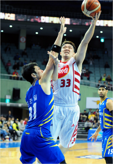 "군대에서는한팀하자."동갑내기이승현(가운데)과김준일(왼쪽)이함께상무에입대한다.(사진=KBL제공)