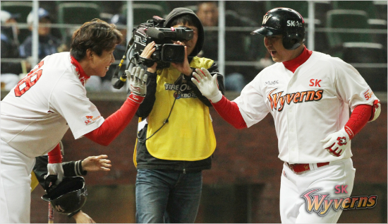 '형님좋으시겠어요'SK최정(오른쪽)이지난8일NC와홈경기에서7회3번째홈런을때린뒤김동엽과하이파이브를하는모습.(자료사진=SK)