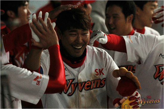 SK한동민이지난8일NC와홈경기에서7회1점홈런을날린뒤동료들의축하를받는모습.(자료사진=SK)