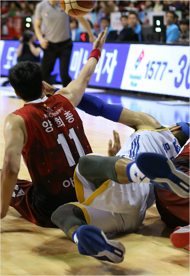 앙숙관계인양희종(왼쪽)과문태영.(사진=KBL제공)