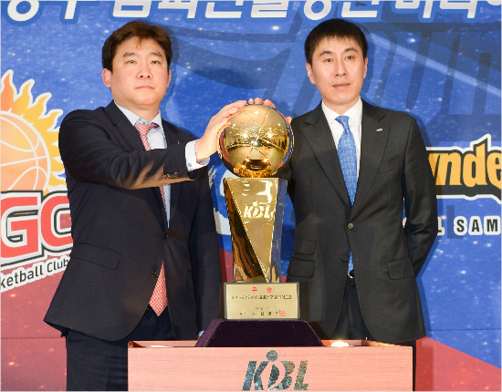 선수시절에이어감독으로우승에도전하는KGC김승기감독(왼쪽)과삼성이상민감독.(사진=KBL제공)