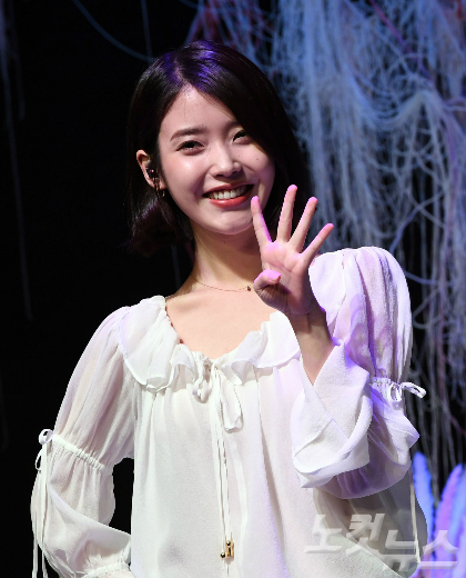 '가요계 치트키' 아이유, '팔레트'에 펼친 10가지 色(종합)