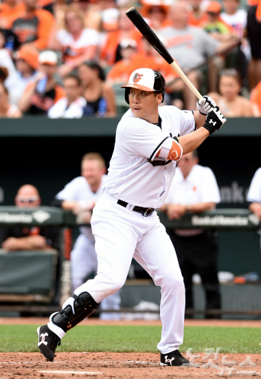 '플래툰 희생양' 김현수, MLB 진출 첫 좌완 상대로 안타