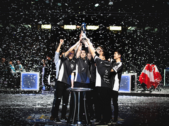 우승컵을 차지한 TSM. (사진=라이엇 게임즈 제공)