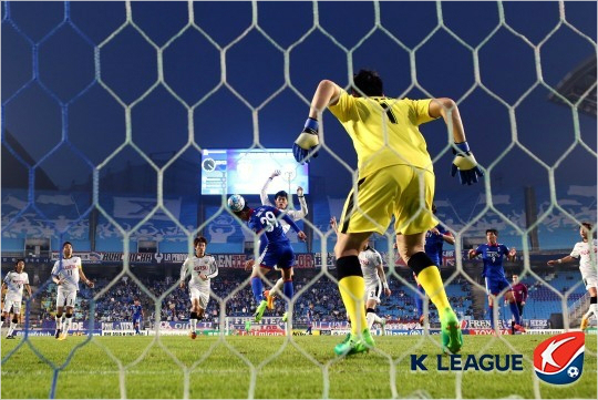 친정 수원을 막아선 가와사키 수문장 정성룡