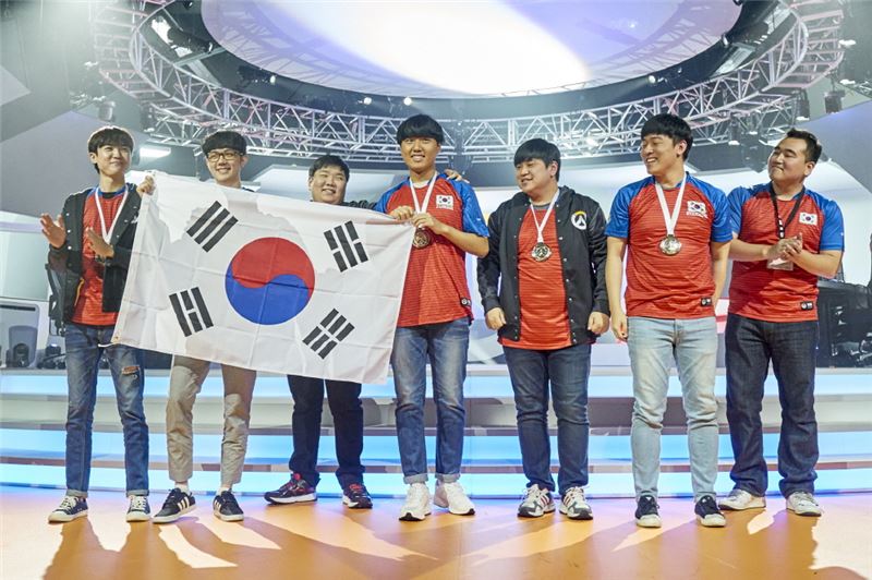 2016년 오버워치 월드컵에서 우승한 한국 선수들.