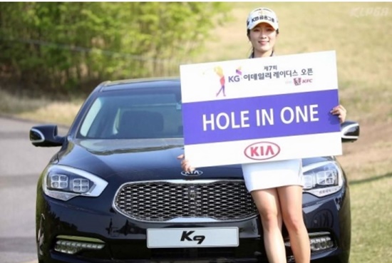 홀인원상품으로받은자동차앞에서포즈를취한안송이.사진=KLPGA제공