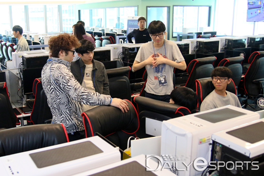 사뭇 진지한 작전 회의.