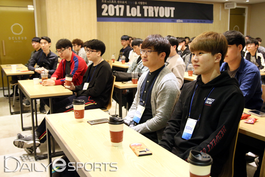 함께 자리한 MVP 선수들과 이종원 코치.