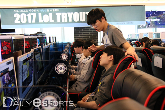 경기 후 복기 시간을 가지는 참가자들.