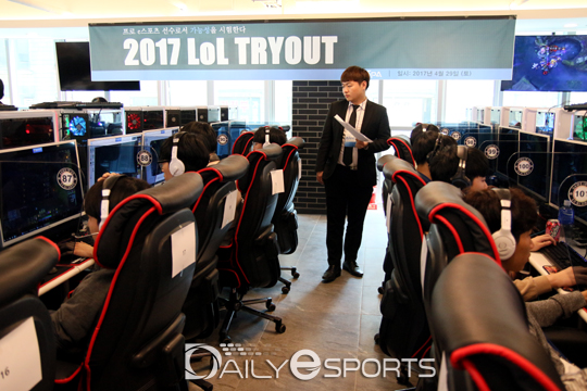 꼼꼼히 살피는 MVP 권재환 감독.