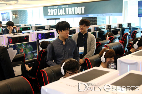 삼성 최우범 감독도 진지하게 경기를 관전하고 있다.