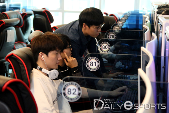 팀원의 세팅도 도와주는 친절함.