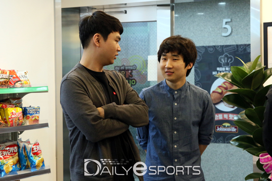 트라이아웃 현장을 찾은 롱주 '고릴라' 강범현과 SKT 정민성 코치.