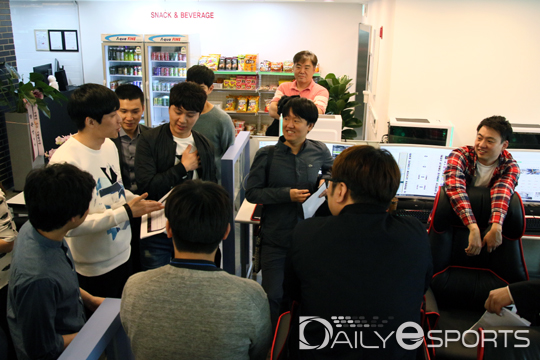 롱주 강동훈 감독에 쏠린 시선들.