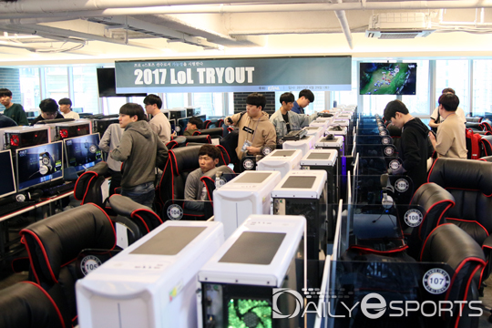 모든 경기를 마치고 자리를 정리하는 참가자들.