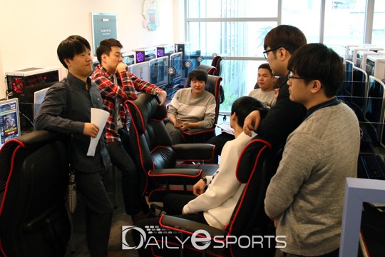 트라이아웃 현장에서 참가자들에 대해 이야기를 나누고 있는 감독들.
