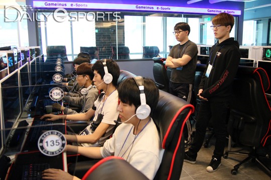 참가자들의 뒤에서 경기를 지켜보고 있는 MVP 선수들.