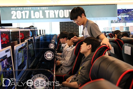 한 경기가 끝난 뒤 복기하고 있는 참가자들.