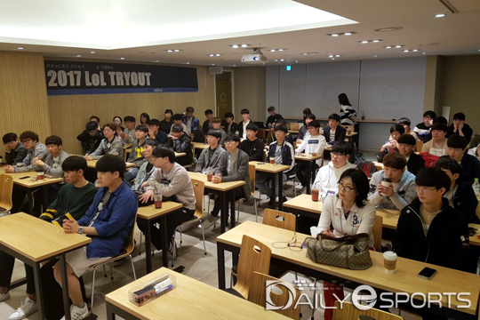 트라이아웃 참가자들 사이로 부모님의 얼굴도 많이 보였다.