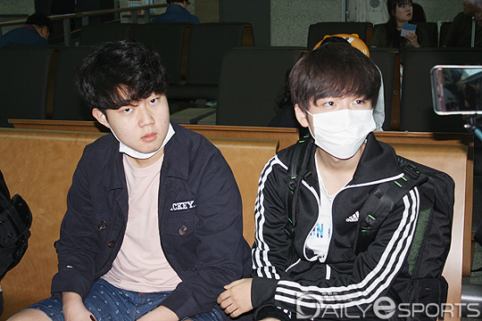 2연속 MSI 우승 위해 떠난다…SK텔레콤 T1 선수들 공항 스케치