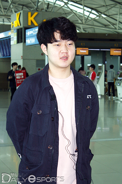 2연속 MSI 우승 위해 떠난다…SK텔레콤 T1 선수들 공항 스케치