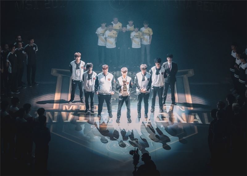 MSI 2017 그룹 스테이지 개막식에서 주인공으로 등장한 SK텔레콤 T1 선수단(사진=라이엇게임즈 제공).