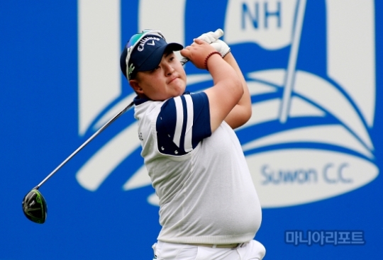 1번홀티샷을날리는이나경.용인=김상민기자