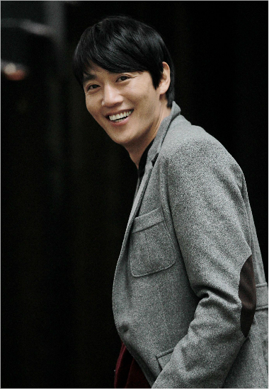 상영중인 영화 인증샷 남긴 김래원 결국 '사과'
