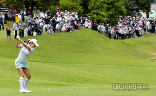 호켄노마도구치레이디스2라운드에서안신애를보러온일본갤러리들이인산인해를이루고있다.후쿠오카(일본)=한석규객원기자