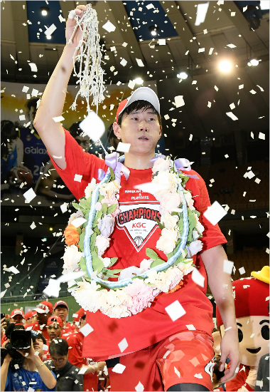 오세근, 7억5천에 KGC 잔류…이정현은 FA 시장으로