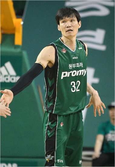 '16시즌째 동부맨' 김주성, 1년 2억원에 잔류