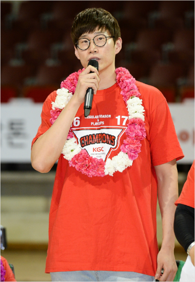 오세근 "나를 잘 아는 KGC…선수 이후도 고려"