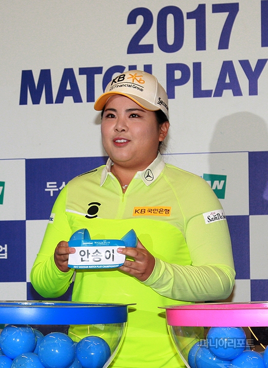 박인비가자신과한조가될선수로안송이를추첨했다.춘천=김상민기자
