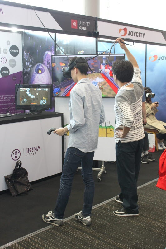 VR 게임을 체험하고 있는 남성 관람객의 모습.