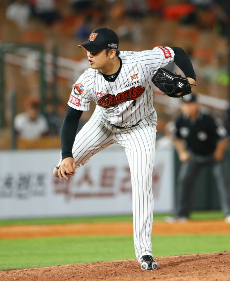 롯데 손승락, 8년 연속 두 자릿수 세이브에 '-3'