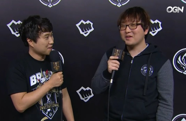 G2 e스포츠의 정글러 'Trick' 김강윤(오른쪽)이 OGN 인터뷰에 응하고 있다.