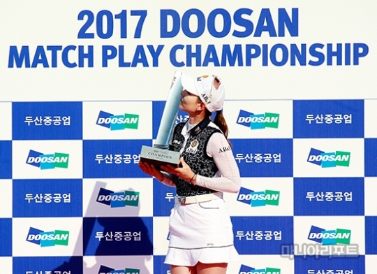 김자영이우승트로피에입을맞추고있다.춘천=김상민기자