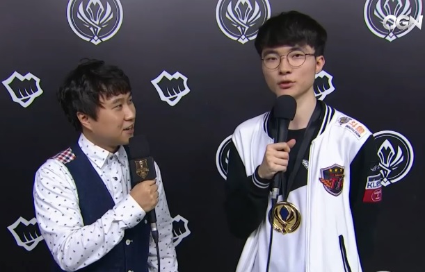 SK텔레콤 T1 '페이커' 이상혁(오른쪽)이 우승 이후 인터뷰하고 있다(사진=OGN 생중계 화면 캡처).