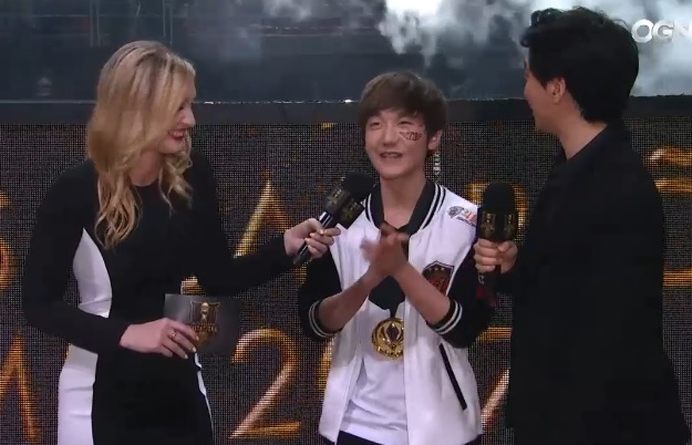 SK텔레콤 T1의 정글러 '피넛' 한왕호(가운데)가 방송 인터뷰에 응하고 있다(사진=OGN 생중계 화면 캡처).