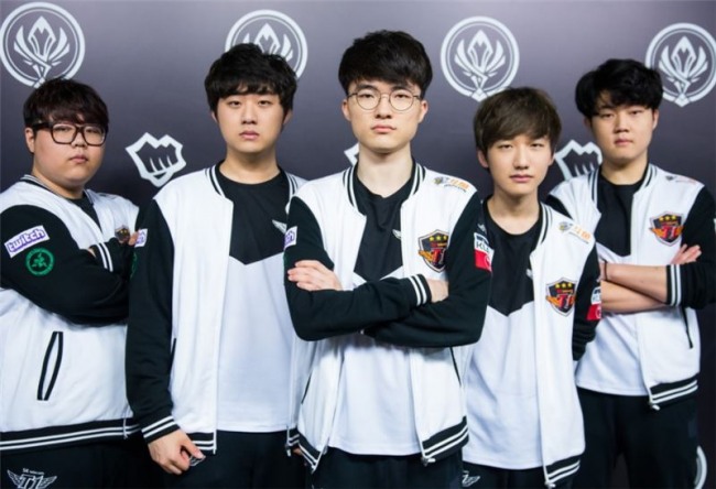 MSI 우승을 차지한 SK텔레콤 T1 선수단. 왼쪽부터 '울프' 이재완, '뱅' 배준식, '페이커' 이상혁, '피넛' 한왕호, '후니' 허승훈.