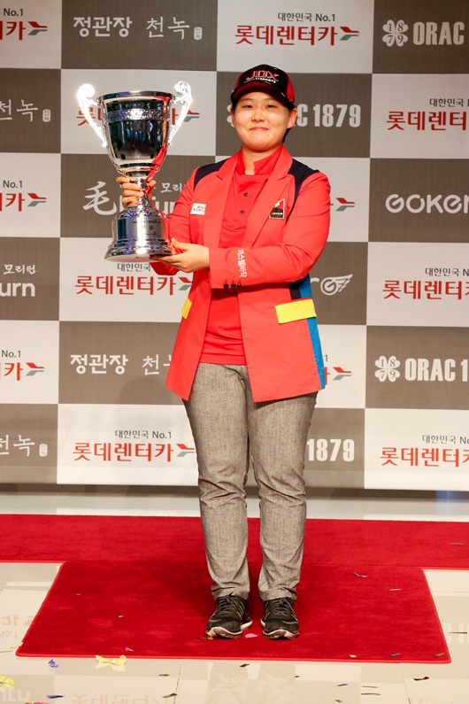 우승트로피를들어보이는정선아.대전=노대겸객원기자