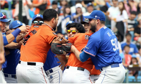 '집단 난투극' 삼성·한화 무더기 징계…윤성환·비야누에바 6경기 정지