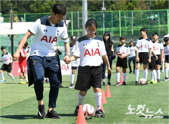 "손흥민은 긍정 에너지를 준다" …팀원들의 칭찬 릴레이