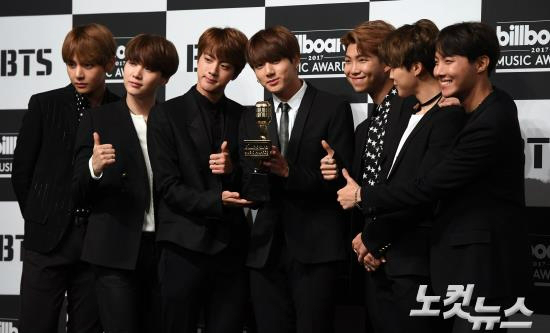 방탄소년단 "빌보드 수상 꿈 같다…팬·선배들에게 감사"
